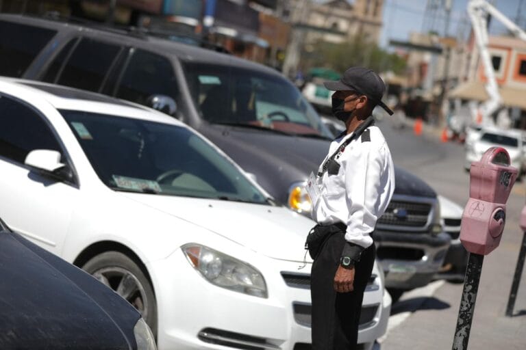 estacionamiento vehiculo juarez parkero franelero